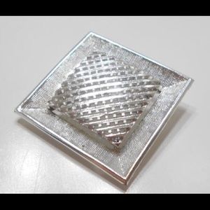 Vintage 1971 Sarah Coventry silver tone Brooch. BO9